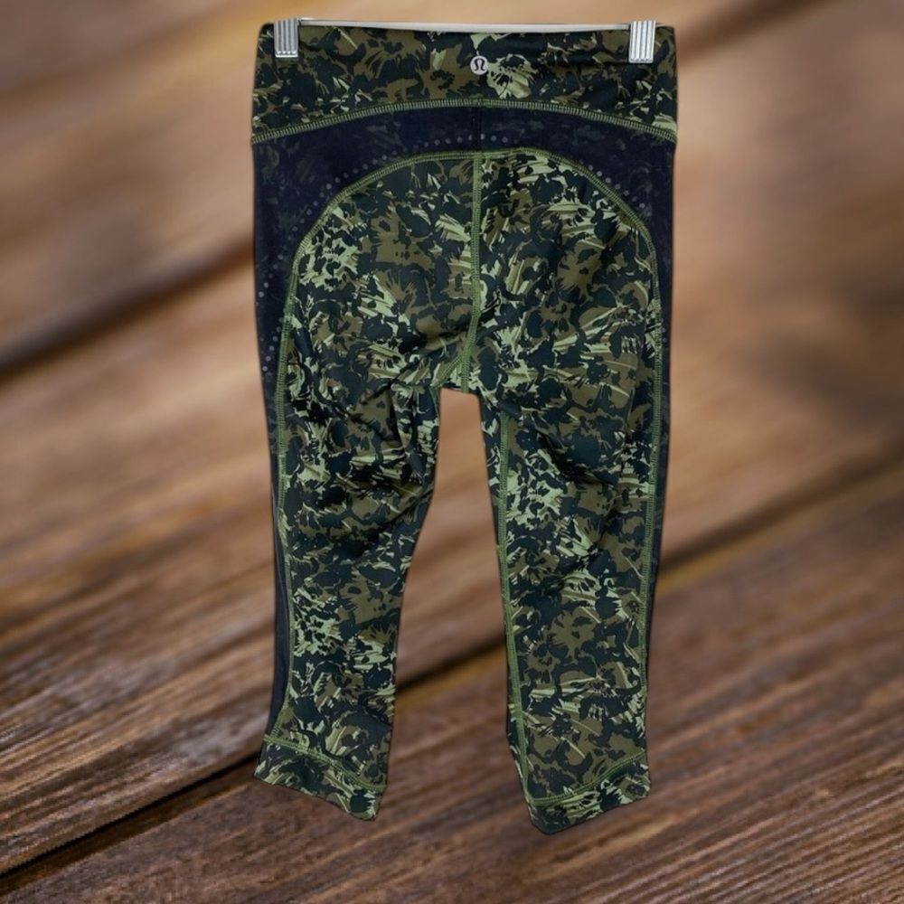 Lululemon Stop At Nothing Crop green Black Floral Reflective Mesh‎ Zip Size 4
